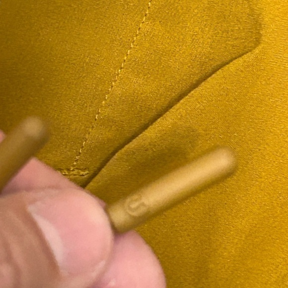 Lululemon T.H.E. Linerless Short 9" in Gold Spice, size Medium - Picture 8 of 9